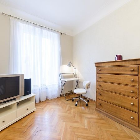 Apartment Near Olympic Stadium Киев Екстериор снимка