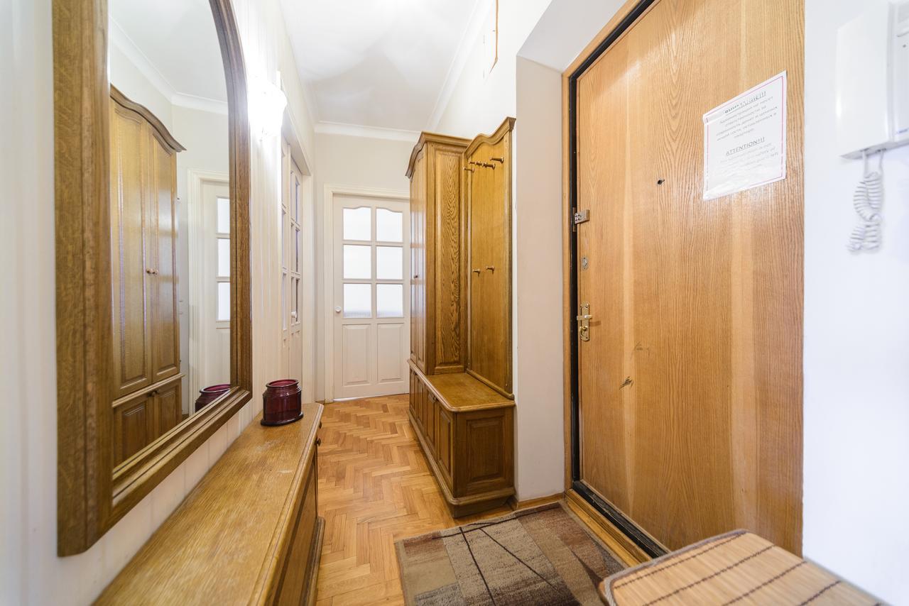 Apartment Near Olympic Stadium Киев Екстериор снимка