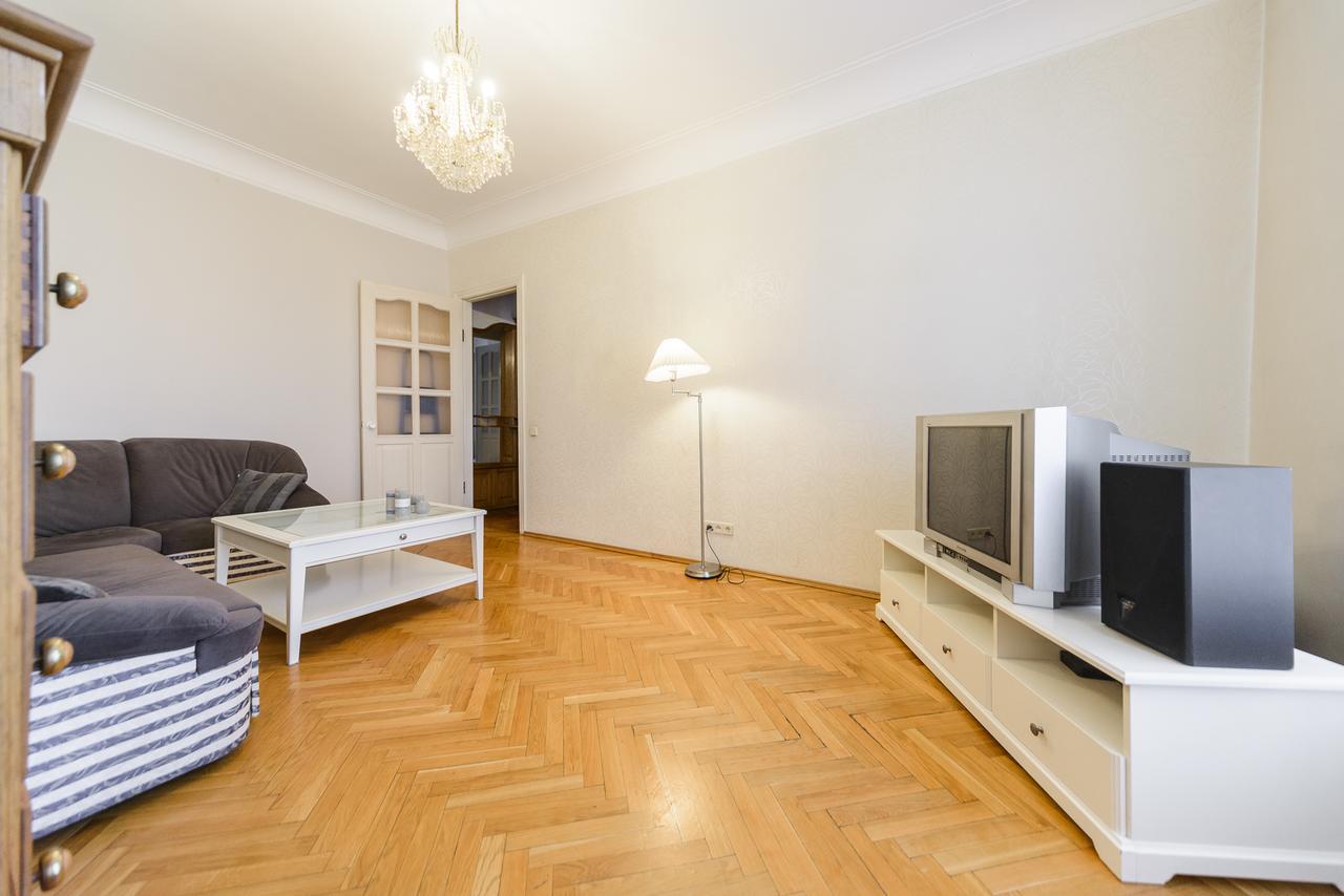Apartment Near Olympic Stadium Киев Екстериор снимка